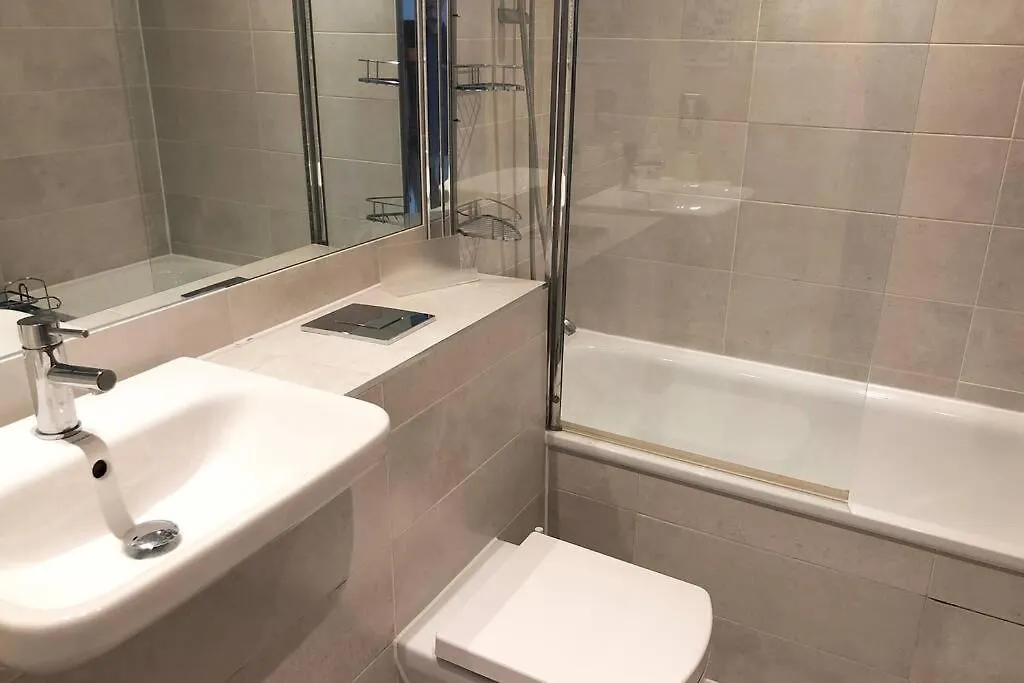 Luxury 2-Bed Apartment In Central ברייטון